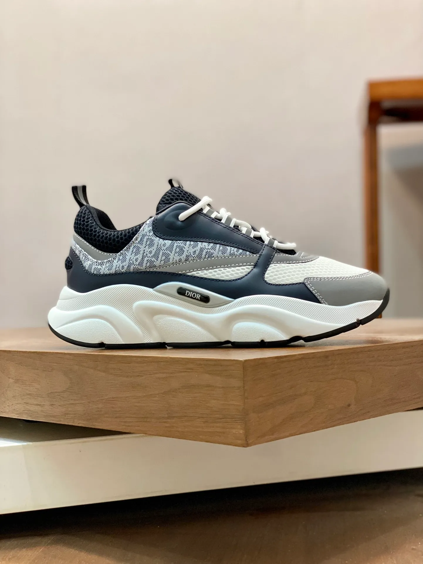 Factory price: 500💰 Dior B22 men's jogging fashion sneakers. This item draws inspiration from retro jogging shoes. It adopts a thick low-top design, with an upper made of leather and mesh fabric, and a black and white engraved rubber sole. The side is decorated with an embossed "Di~r" logo. Code number: 38-45 (38, 45, 46 can be customized)